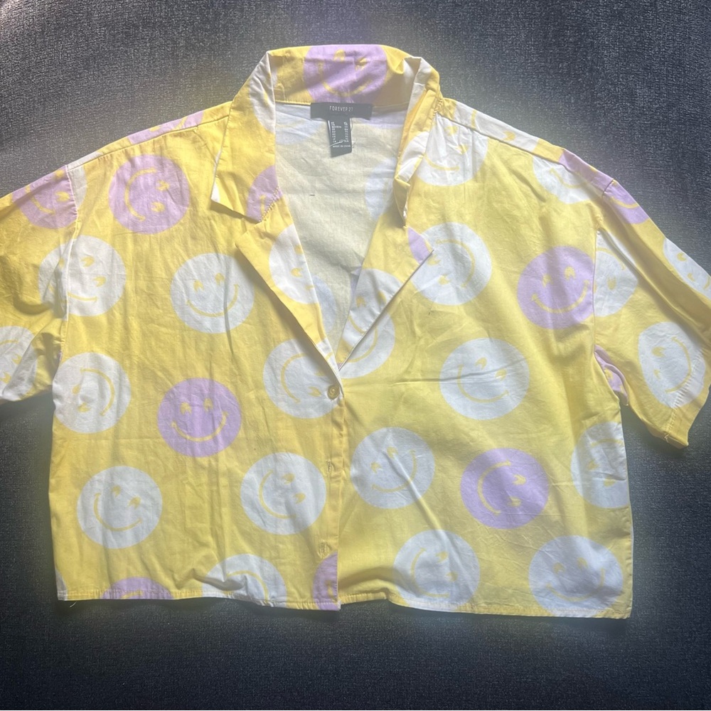 Brand New Without Tags Forever 21 cropped smiley face button down